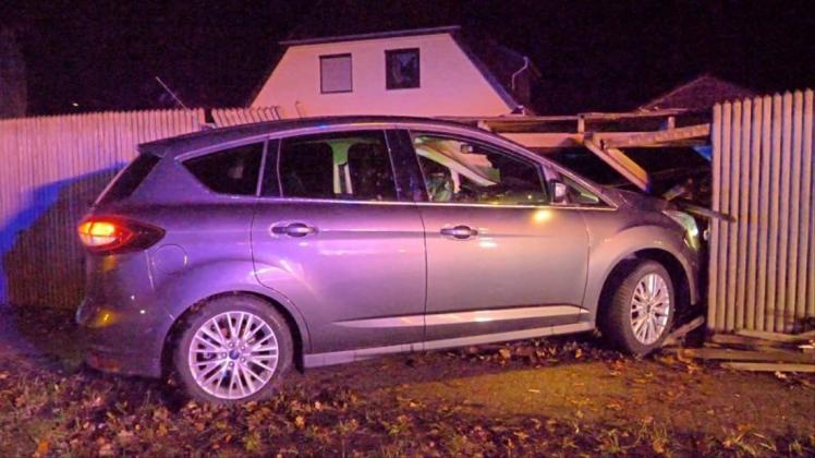 Ein 79-jähriger Stuhrer ist in der Nacht zu Samstag offenbar am Steuer seines Wagens verstorben und in einen Zaun gekracht. 