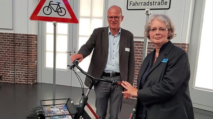 Bekenntnis zum Fahrrad: Fachdienstleiter Verkehr Hendrik Abramowski und Kommunalverbund-Geschäftsführerin Susanne Krebser Bekenntnis zum Fahrrad: Fachdienstleiter Verkehr Hendrik Abramowski und Kommunalverbund-Geschäftsführerin Susanne Krebser