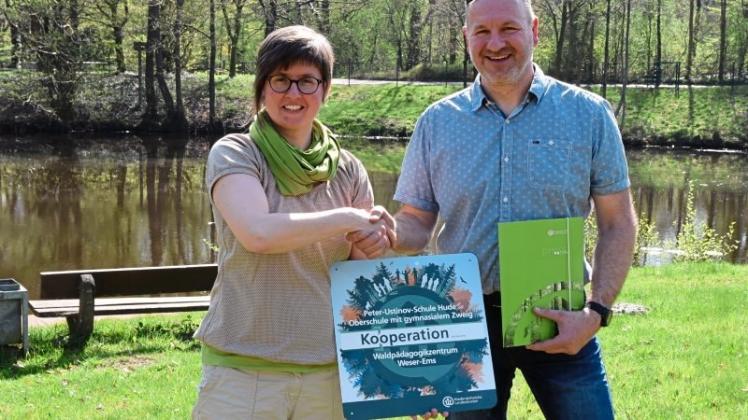 Wibeke Schmidt (links) von den Niedersächsischen Landforsten und Daniel Diemer, Fachbereichsleiter Naturwissenschaften an der Peter-Ustinov-Schule Hude, hoffen mit der offiziellen Kooperation auf langlebige Projekte wie den jährlichen Waldtag. Wibeke Schmidt (links) von den Niedersächsischen Landforsten und Daniel Diemer, Fachbereichsleiter Naturwissenschaften an der Peter-Ustinov-Schule Hude, hoffen mit der offiziellen Kooperation auf langlebige Projekte wie den jährlichen Waldtag.