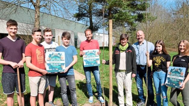 Die Kooperation zwischen der Peter-Ustinov-Schule Hude und den Landesforsten Niedersachsen wurden am Donnerstag mit einer symbolischen Baumpflanzung beschlossen. 