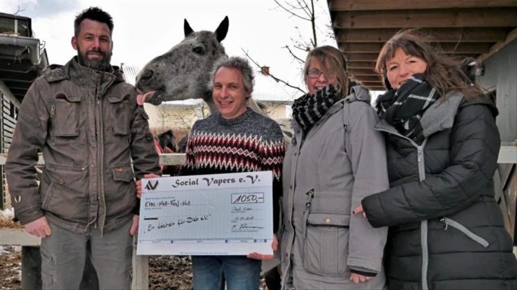 1050 Euro haben Marco Thielemann (links) und Sonja Klinke (rechts) von den „Social Vapers“ dem sozialen Projekt „Ein Lächeln für Dich“ in Getmold übergeben. 