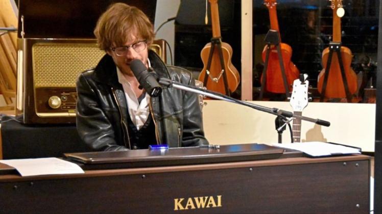 Konnte selbst über die trübseligste Ballade noch eine heitere Anekdote bringen: Rock-Chansonnier Karl Neukauf spielte am Freitag im Musikhaus Spula. 