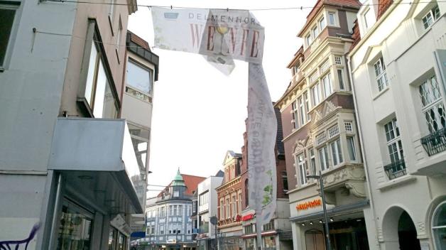 Das Banner des Weinfestes wurde kurz vor dessen Eröffnung abgerissen. Das Banner des Weinfestes wurde kurz vor dessen Eröffnung abgerissen.