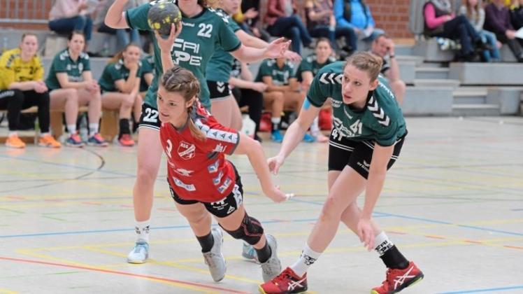 Wollen sich an diesem Sonntag gegen den TV Dinklage durchsetzen: die Oberliga-Handballerinnen der HSG Hude/Falkenburg um Jessica Galle (Mitte). 