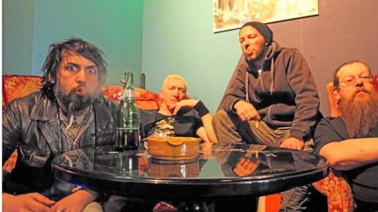 „Betastone“ spielt Stoner Rock im Irish Pub. 