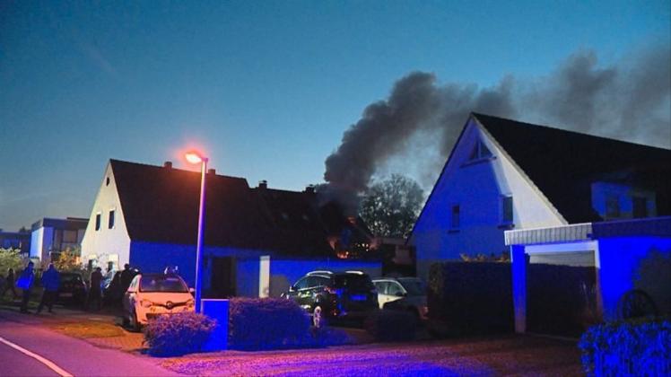 Ein Feuer hat am Samstagabend die Einsatzkräfte in Stuhr-Moordeich in Atem gehalten. 60 Helfer waren vor Ort. 