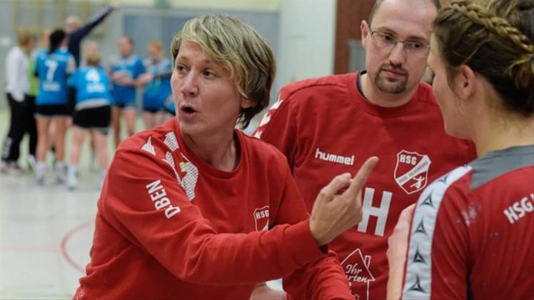 Belegt mit ihrem Team in der Oberliga Platz vier: Birgit Deeben (links), Trainerin der HSG Hude/Falkenburg. 