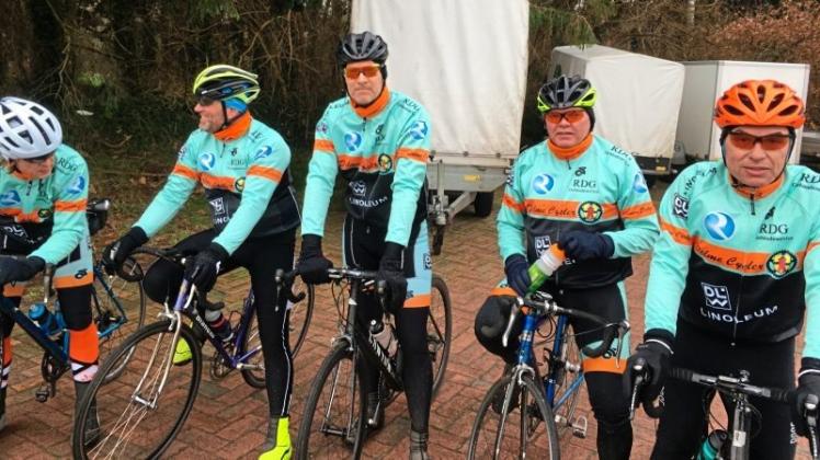 Die Vorbereitung auf die Saison 2018 läuft: die Delmecycler (von links) Rene Abe, Jörg Stempnewicz, Hermann Helmers, Christoph Magda und Ralf Iselhorst beim Wintertraining auf der Straße. Die Vorbereitung auf die Saison 2018 läuft: die Delmecycler (von links) Rene Abe, Jörg Stempnewicz, Hermann Helmers, Christoph Magda und Ralf Iselhorst beim Wintertraining auf der Straße.