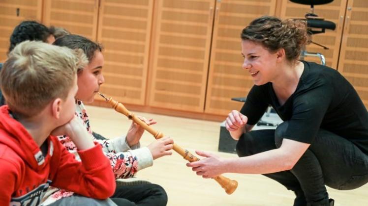 Cheyma (9 J.) und Juliana Koch. Musikpreisträgerin Juliana Koch (Oboistin) hält Workshop mit Kindern aus dem Hort Rosenkinder im Orchesterstudio des Theaters Osnabrück. 