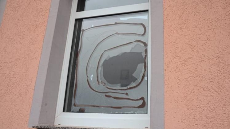 Auf der Gebäudeseite Buersche Straße wurde ein Bürofenster mit einer Kurzhantel eingeworfen. Ebenfalls in Mitleidenschaft gezogen: Zwei weitere Fenster und das Auto des Imams. 