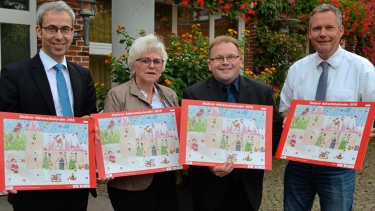 Es weihnachtet schon sehr, zumindest auf dem von einer Schülerin liebevoll gestalteten Motiv des diesjährigen Stuhrer Adventskalenders. Rainer Troue (v. l.), Ute Sydow, Henning Sittauer und Lothar Wimmelmeier stellen den Kalender mit Preisen statt Schokolade hinter den Türchen vor. Es weihnachtet schon sehr, zumindest auf dem von einer Schülerin liebevoll gestalteten Motiv des diesjährigen Stuhrer Adventskalenders. Rainer Troue (v. l.), Ute Sydow, Henning Sittauer und Lothar Wimmelmeier stellen den Kalender mit Preisen statt Schokolade hinter den Türchen vor.
