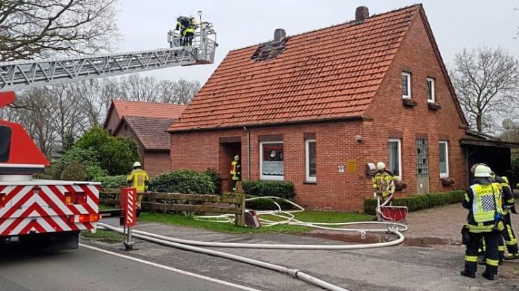 Beim Brand im Obergeschoss eines Wohnhauses am Samstagabend am Holzkamper Damm in Ganderkesee-Holzkamp hat die Feuerwehr durch ihr rasches Eingreifen größere Schäden verhindert. Beim Brand im Obergeschoss eines Wohnhauses am Samstagabend am Holzkamper Damm in Ganderkesee-Holzkamp hat die Feuerwehr durch ihr rasches Eingreifen größere Schäden verhindert.