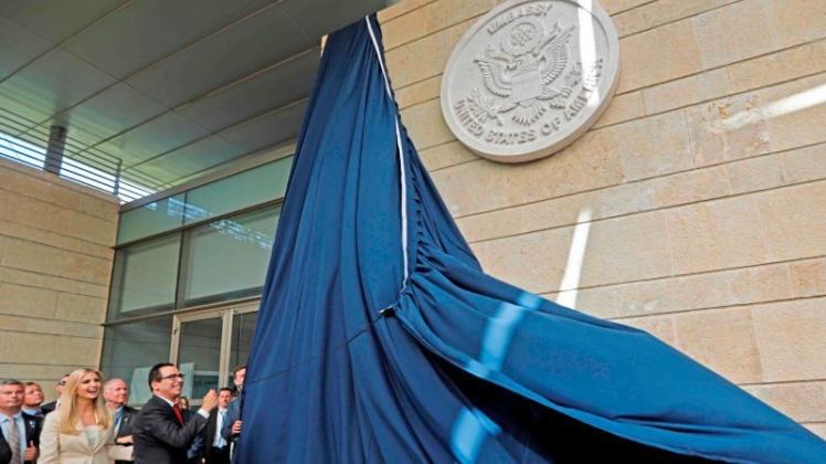 Stein des Anstoßes: US-Finanzminister Steven Mnuchin enthüllt die Tafel am Botschaftsgebäude in Jerusalem. 