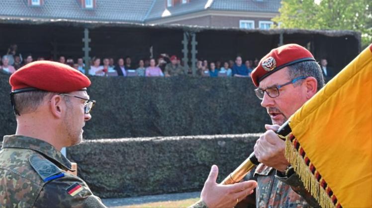 Der Moment der Kommandoübernahme: Der neue Bataillonschef Torsten Andreas Ickert (links) übernimmt die Truppenfahne von Oberst Gunter Bischoff. 