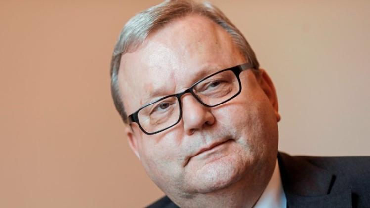 Der Osnabrücker Bischof Franz-Josef Bode facht die Debatte um die Segnung gleichgeschlechtlicher Paare neu an. 