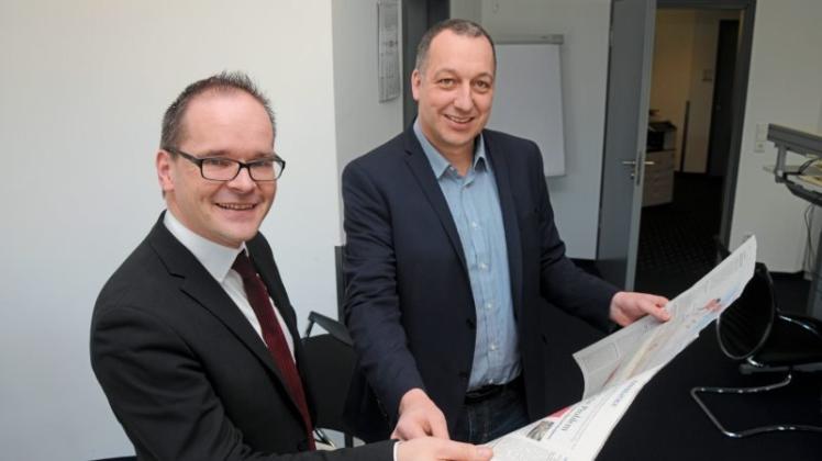 Einen Blick in die Ems-Zeitung warfen Grant Hendrik Tonne (links) und Redaktionsleiter Gerd Schade bei einem Besuch des Kultusministers im Verlagsgebäude am Papenburger Stadtpark. 
