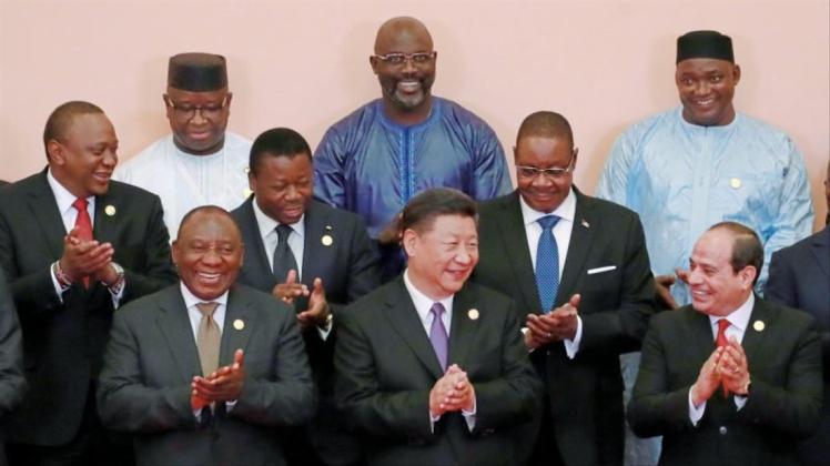 Chinas Präsident Xi Jinping hat im Kreis afrikanischer Amtskollegen gut Lachen: Sie alle hoffen auf die Entwicklung ihrer Länder mit chinesischer Hilfe. 