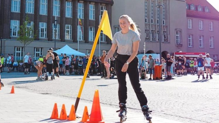 dk-Volontärin Marie Busse wagte den Selbstversuch bei der ersten Skate Night in Delmenhorst. 