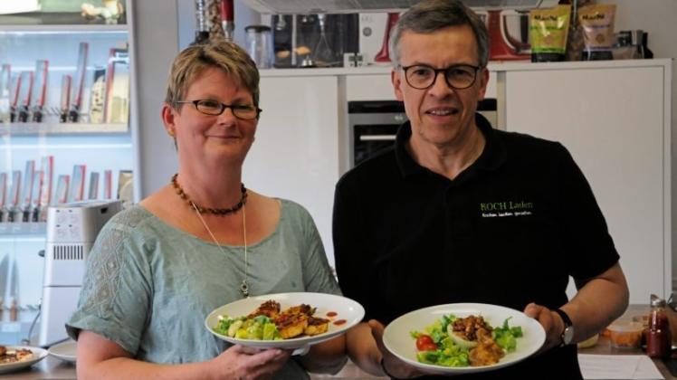 Sie grillen gerne vegetarisch: die Hauswirtschaftsmeisterin und leidenschaftliche Köchin Tina Waning und Detlef Plate, Inhaber des Kochladens in Bünde. 
