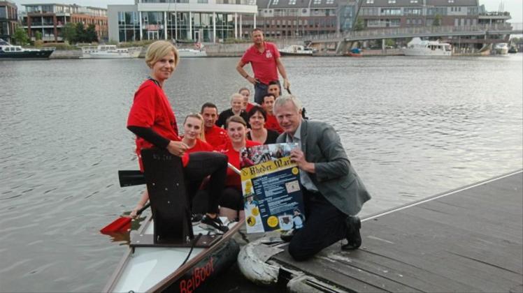 Für das Drachenbootrennen am Samstag in Rhede hat dieses Team in Leer trainiert (rechts im Bild Rhedes Bürgermeister Gerd Conens). 