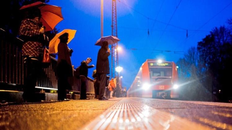 Durch eine gefährliche Mutprobe im Bahngleis haben drei junge Männer in Hannover eine rund 100 Stundenkilometer schnelle S-Bahn zu einer Notbremsung gezwungen. Symbolfoto: Julian Stratenschulte/dpa