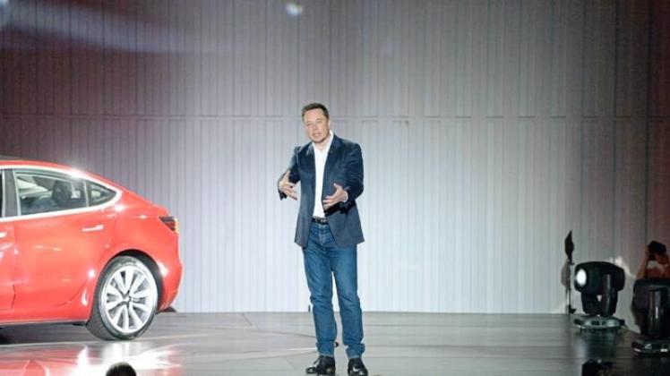 Elon Musk präsentiert 2017 auf dem Tesla-Fabrikgelände das Tesla-Fahrzeug Model 3. 