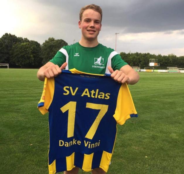 Vincent Stumpe vom SV Bad Rothenfelde rettete 2017 den Aufstieg des SV Atlas Delmenhorst in die Fußball-Oberliga – und bekam zum Dank ein Trikot.
