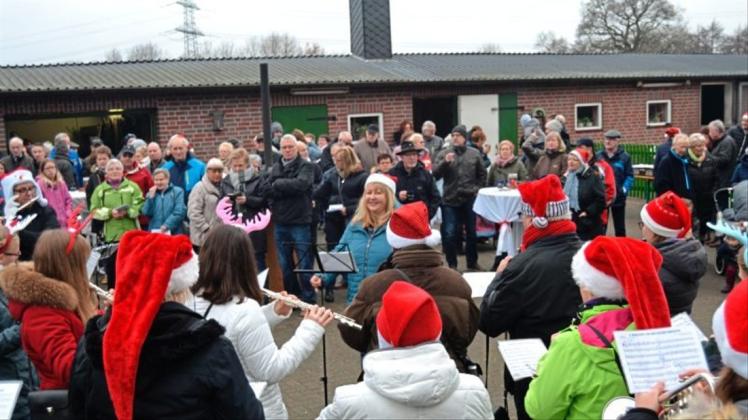 In der Mittagszeit spielten die Feuerwehrmusiker mit Flöten, Posaunen und Schlagwerk auf dem Hof der Familie Kroog in Schönemoor fröhliche Lieder aus ihrem Repertoire. 