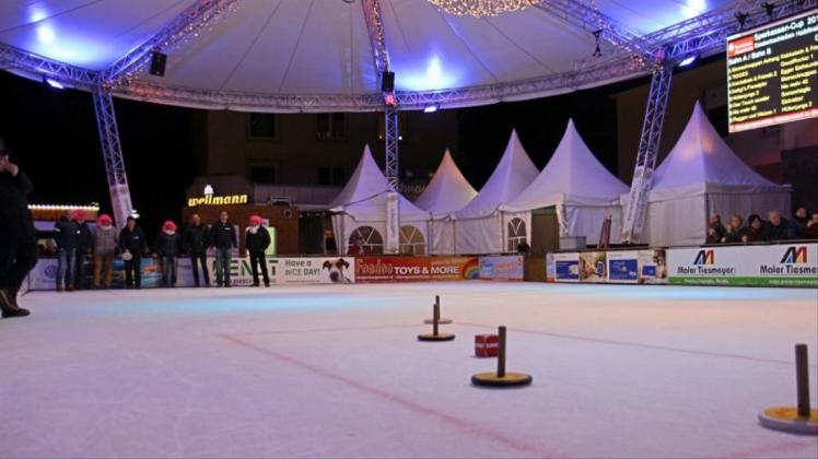 Highlight der sieben „GMHütte on Ice“-Wochen: das Eisstockschießen. Wegen der anhaltend großen Nachfrage ist die Zahl der teilnehmenden Mannschaften noch einmal auf bis zu 560 Teams erhöht worden. Highlight der sieben „GMHütte on Ice“-Wochen: das Eisstockschießen. Wegen der anhaltend großen Nachfrage ist die Zahl der teilnehmenden Mannschaften noch einmal auf bis zu 560 Teams erhöht worden.