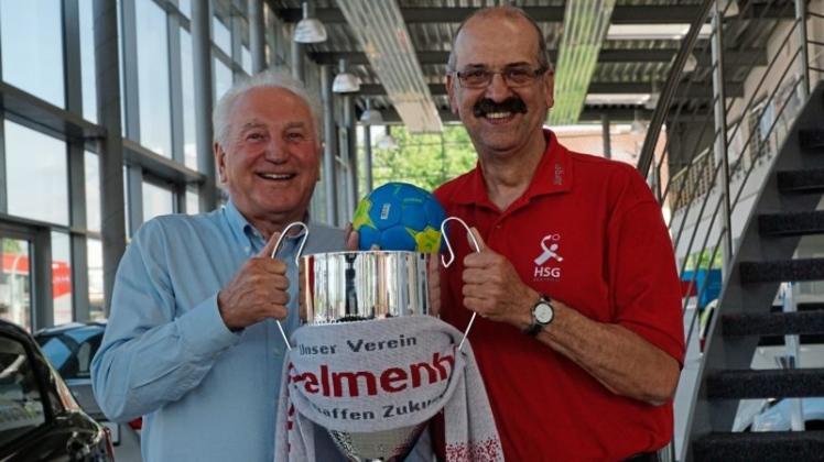 Freuen sich auf ein attraktives Handball-Turnier: Sponsor Manfred Engelbart (links) und der Vorsitzende der HSG Delmenhorst Jürgen Janßen. Am 17. und 18. August richtet die HSG den Toyota-Engelbart-Cup 2018 aus. 