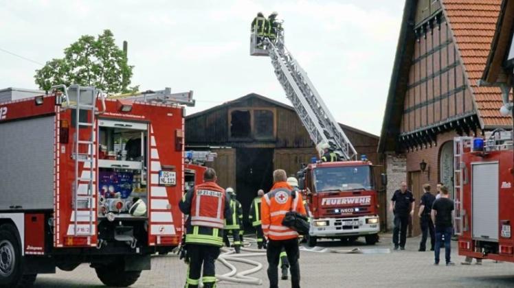 Im Bissendorfer Ortsteil Ellerbeck soll nach ersten Angaben der Polizei der Dachstuhl einer Halle in Brand stehen. 