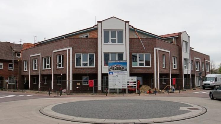 Die Fassade des Gesundheitszentrums in Werlte ist fast fertig. Im Innern wird noch gearbeitet, im Juli soll eröffnet werden. 