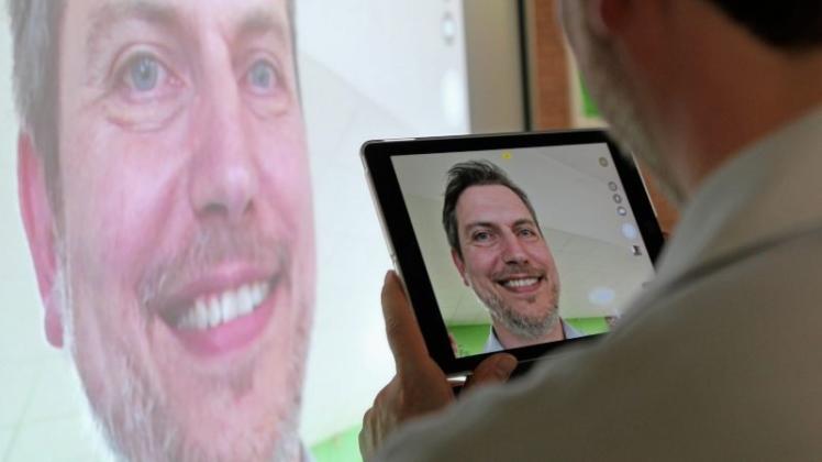 An der Ratsschule Melle wird zum Schuljahr 2018/19 eine Tabletklasse eingerichtet. Michael Jäkel als Leiter der Projektgruppe demonstriert hier, dass man ein Bild vom iPad direkt auf das Whiteboard übertragen kann. 
