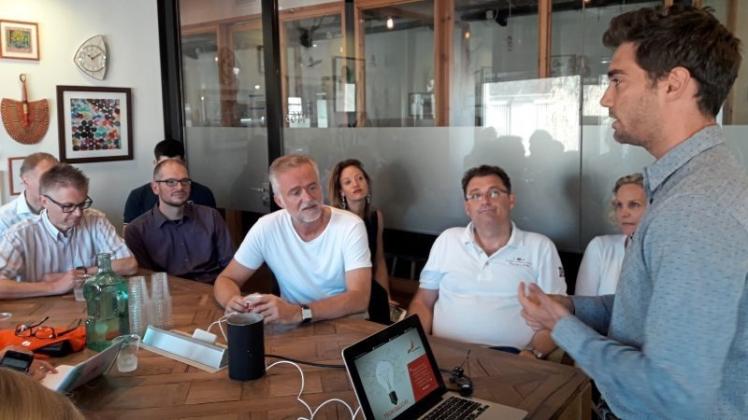 Der Israelische Gründer Oran Goldstein (rechts) will Start-Ups aus seinem Land mit deutschen Unternehmen zusammenführen, erläutert er der Osnabrücker Delegation im Co-Working-Space „Mind Space“ in Tel Aviv. 