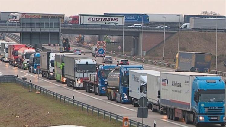 Unachtsamkeit sei einer der Hauptursachen für die Staus und Unfälle der Großbaustelle auf der A1, sagen Lastwagenfahrer und Spediteure. Symbolfoto: Nonstopnews