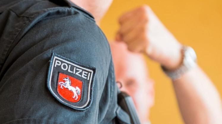 25 Taten von Gewalt richteten sich 2017 gegen Delmenhorster Polizisten. Das umfasst Körperverletzungen ebenso wie Widerstand gegen Beamte sowie Bedrohung und Nötigung. Symbolfoto: Michael Gründel