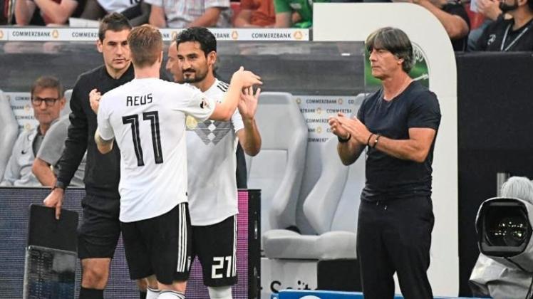 Einwechslung mit Folgen: Bundestrainer Joachim Löw (r) bringt Ilkay Guendogan (M) für Marco Reus. 