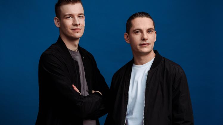 Das wahrscheinlich erfolgreichste DJ Duo in Deutschland nennt sich Gestört aber Geil. Am Freitag feiert es im Alando Ballhaus in Osnabrück.