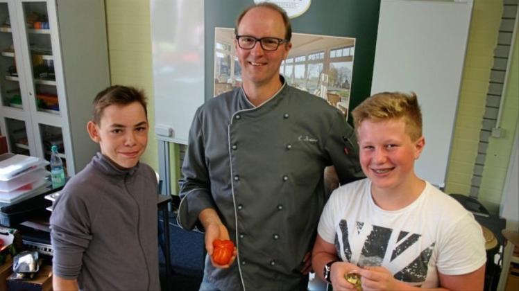 Wie es in der Gastronomie zugehen kann, erfuhren Rafael Schmidt (l.) und Marcel Tietjen von Christian Brüers beim Expertentag. 
