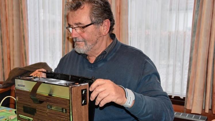 Klaus Böttcher repariert ein kaputtes Radio. Klaus Böttcher repariert ein kaputtes Radio.