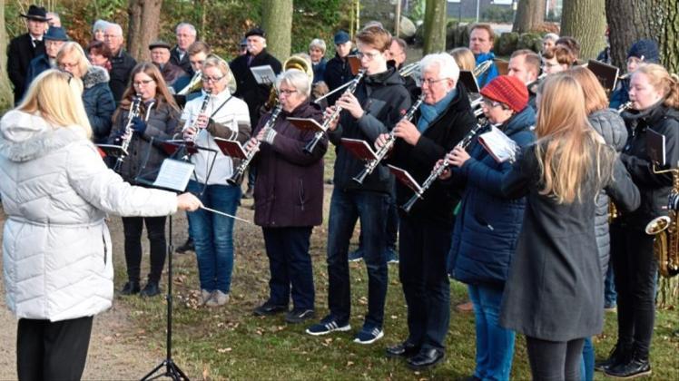 Der Musikzug der Freiwilligen Feuerwehr Ganderkesee unter der Leitung von Sabine Engelmann-Lemke begleitete das Gedenken zum Volkstrauertag musikalisch, wie hier am Ehrenmal. 
