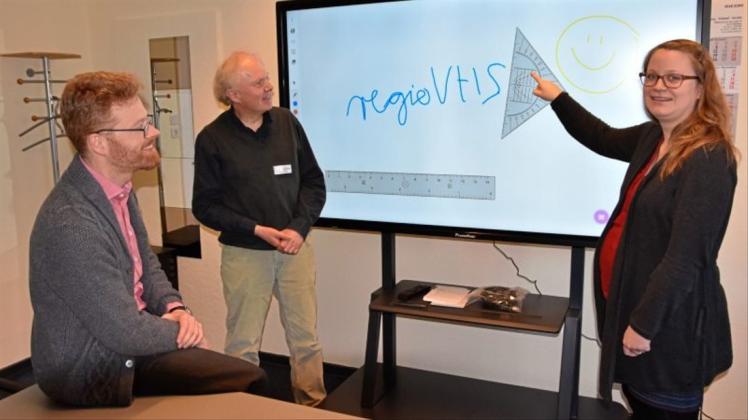 Das neue „Active Board“ zeigt regioVHS-Mitarbeiterin Lisa Guenter ihren Kollegen (von links) Jens Kohne und Andreas Lembeck. 