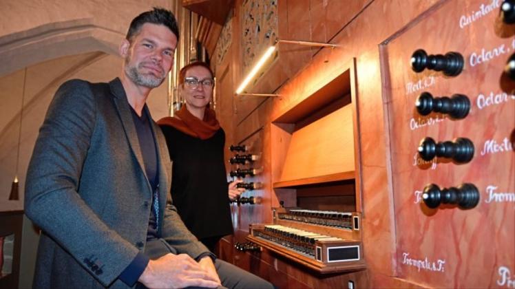 Pfarrerin Susanne Bruhns und Kreiskantor Thorsten Ahlrichs freuen sich, wie die Arp-Schnitger-Orgel im nächsten Jahr zum Einsatz kommt. 