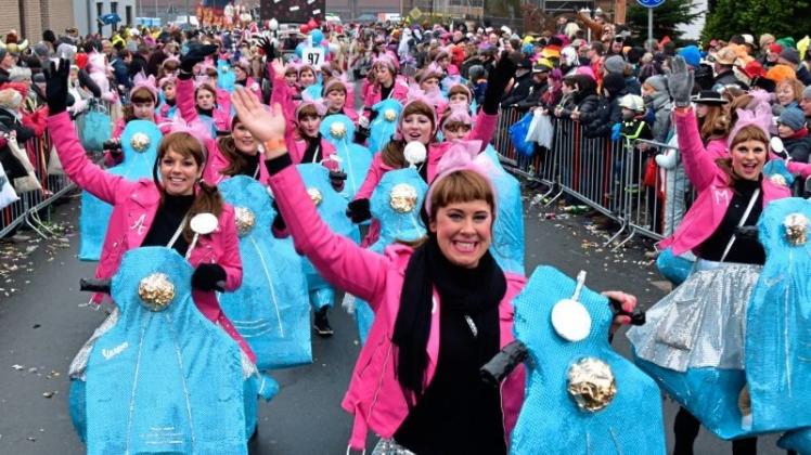 Der Faschingsumzug hat am Samstag wieder Zehntausende Zuschauer in den Ganderkeseer Ortskern gelockt. Fröhlich in Pink und Hellblau präsentierten sich dabei die Vorjahres-Fußgruppensiegerinnen „Likörellis“. 