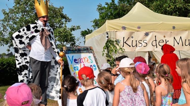 Kinder umlagern den Märchenkönig am Zelt der Kunstschule Stuhr beim Kinderkulturfest in Varrel. 