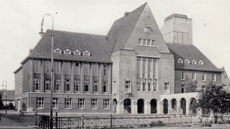 Die Abfolge von immer neuen als Rathaus genutzten Gebäuden hatte mit der Stoffregen-Rathausanlage – hier in einer undatierten Aufnahme nach dem Ersten Weltkrieg – ein Ende. 
