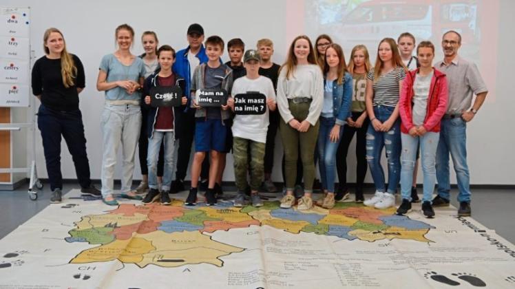 Auf einer begehbaren Landkarte lernten die Jugendlichen einiges über Deutschland und Polen. Fotos: Yvonne Sommer