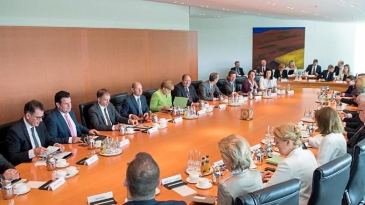Die Mitglieder des Bundeskabinetts während einer Sitzung im Kanzleramt. Foto. Bernd von Jutrczenka 