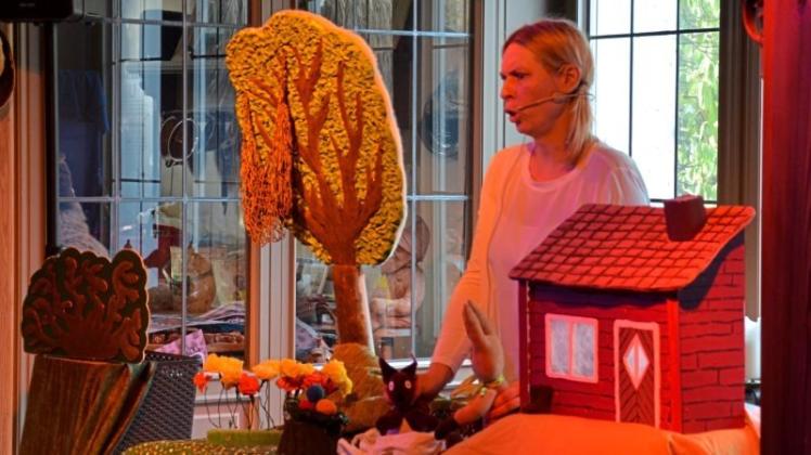 Mit dem Puppenspiel „Der Schneemann und der Hase“ gastierte Tina Birgitta Lauffer beim Pottbäcker Bernd Niehenke in Hasbergen. 