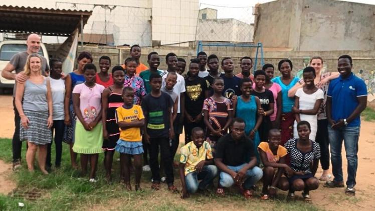 Kinderhaus Frieda besucht: Treeske Bättig-Hoss und Ulrich Hoss (links) sowie Nora Hoss (rechts hinten) haben in Togo positive Eindrücke gesammelt. 